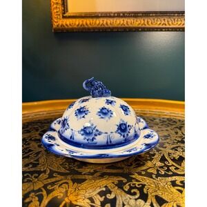 Vintage Gzhel Blue White Porcelain Butter or Cheese Dish with Grape Finial